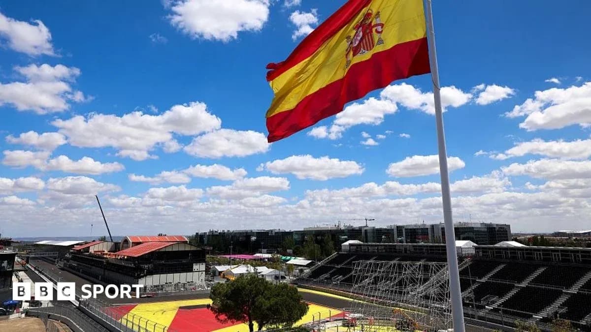 Bandera de España ondeando sobre circuito vacío Bandera de España ondeando sobre circuito vacío
