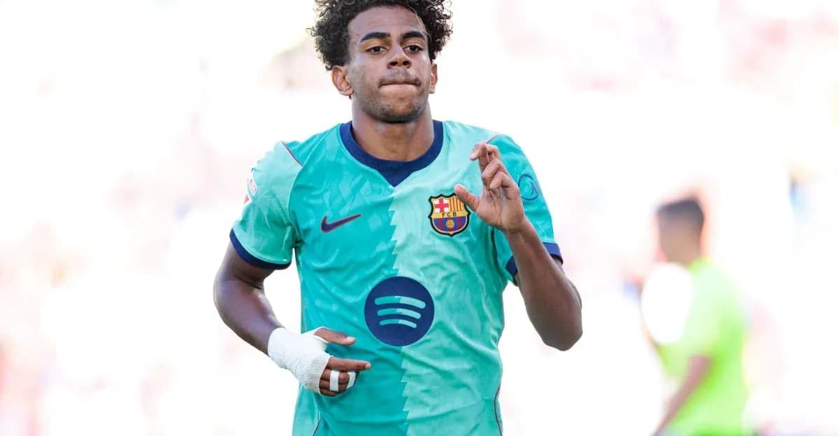 Jugador de Barcelona corriendo durante un partido Jugador de Barcelona corriendo durante un partido