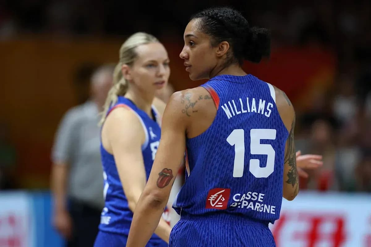 Jugadoras de baloncesto en acción durante un partido Jugadoras de baloncesto en acción durante un partido