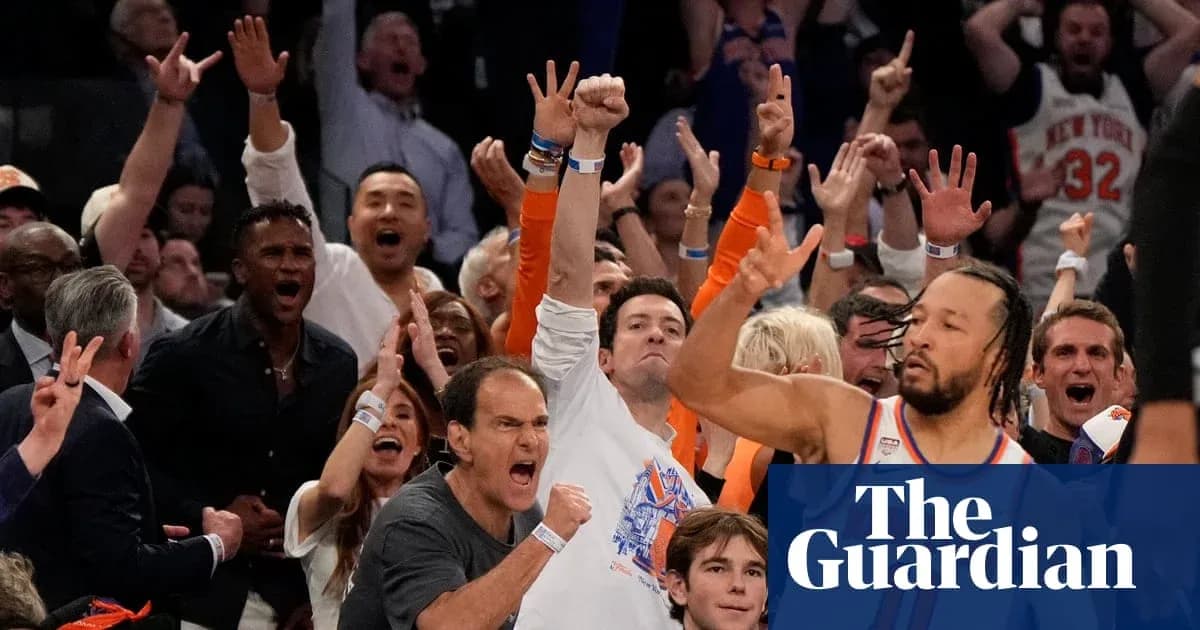 Aficionados animando en un partido de baloncesto Aficionados animando en un partido de baloncesto