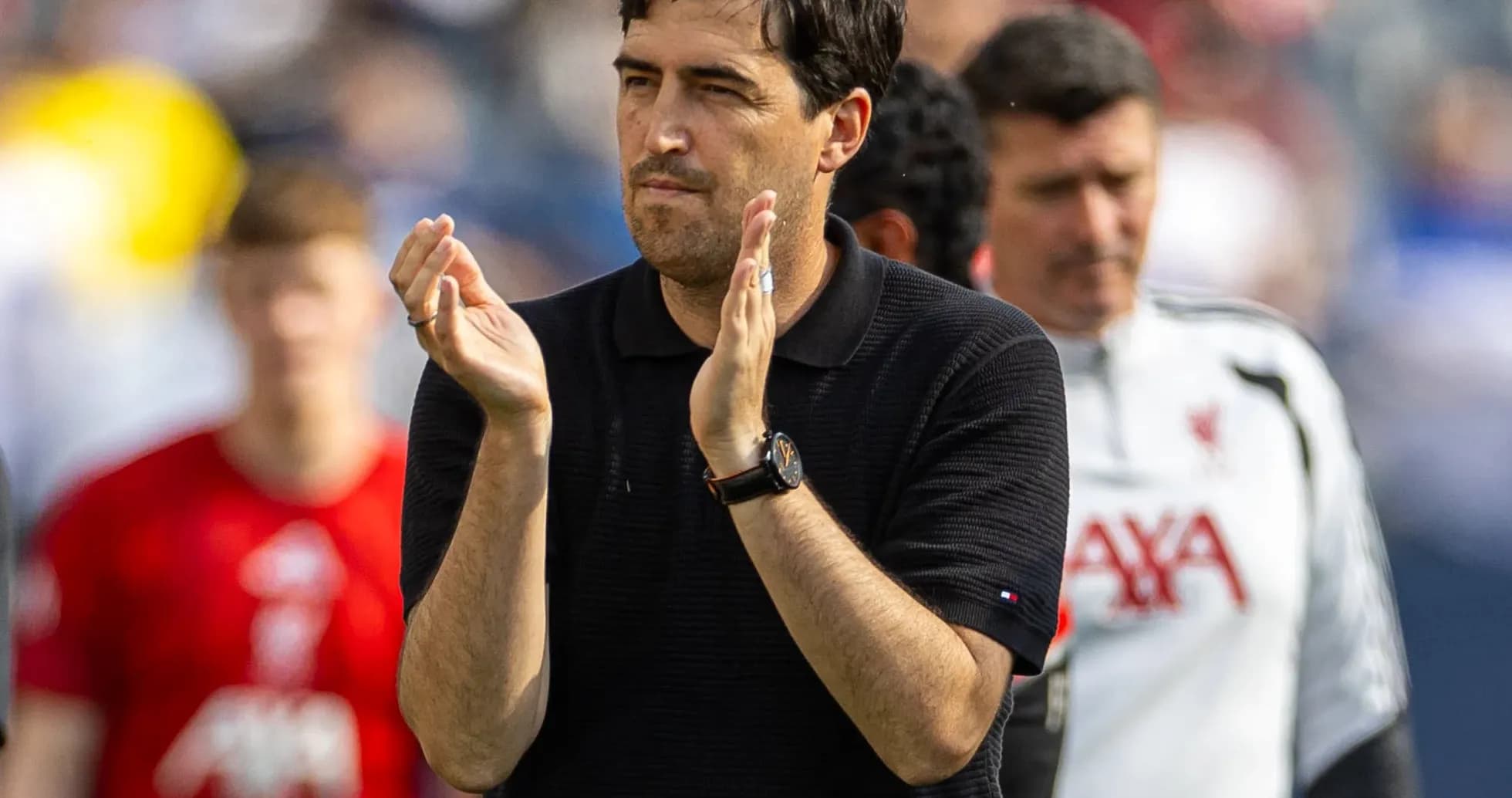 Entrenador aplaudiendo durante un partido de fútbol Entrenador aplaudiendo durante un partido de fútbol