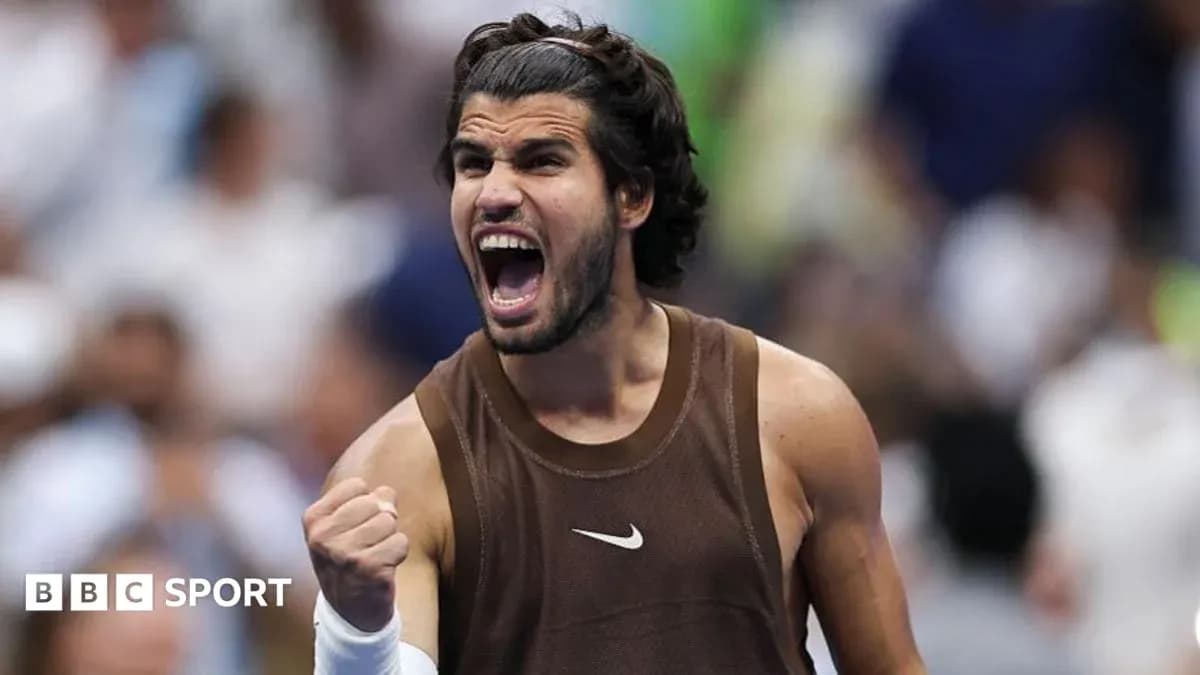 Jugador de tenis celebrando con el puño en alto Jugador de tenis celebrando con el puño en alto