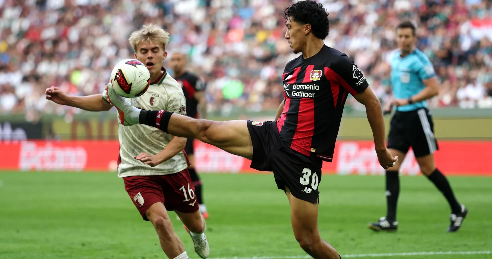 Jugador de Bayer Leverkusen despejando el balón Jugador de Bayer Leverkusen despejando el balón