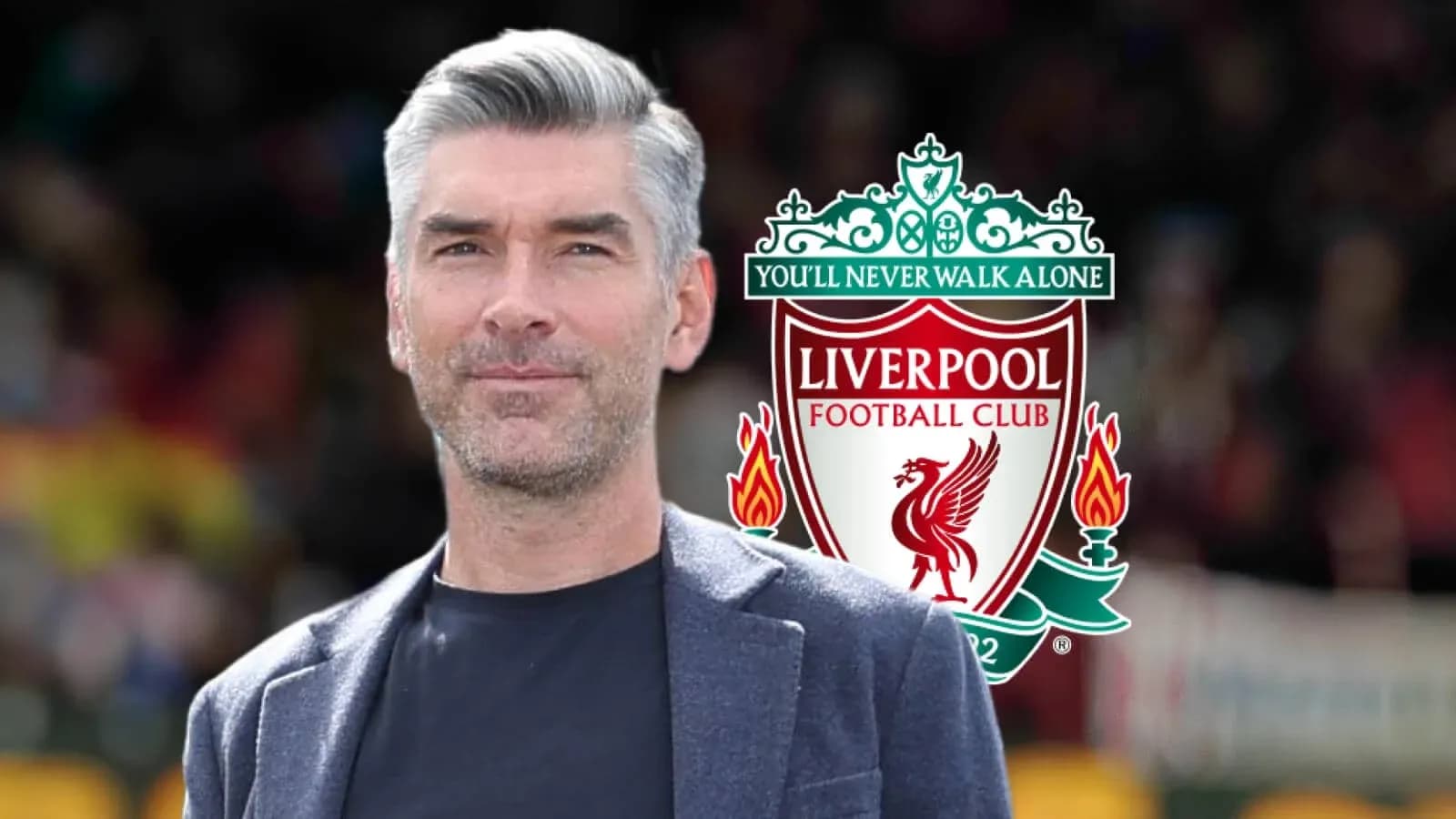 Hombre posando frente al escudo de Liverpool FC Hombre posando frente al escudo de Liverpool FC