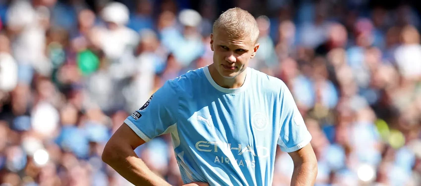 Jugador de Manchester City con camiseta azul en el campo Jugador de Manchester City con camiseta azul en el campo