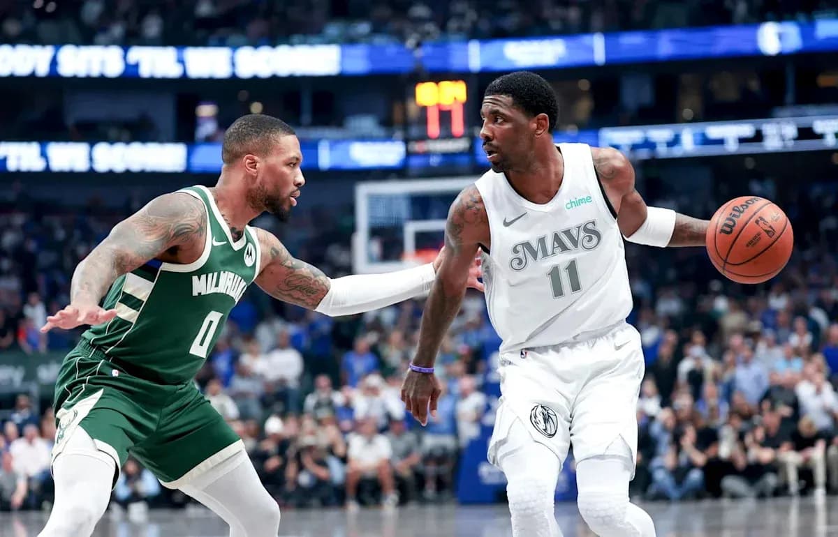 Jugador de los Mavericks driblando frente a defensor Jugador de los Mavericks driblando frente a defensor