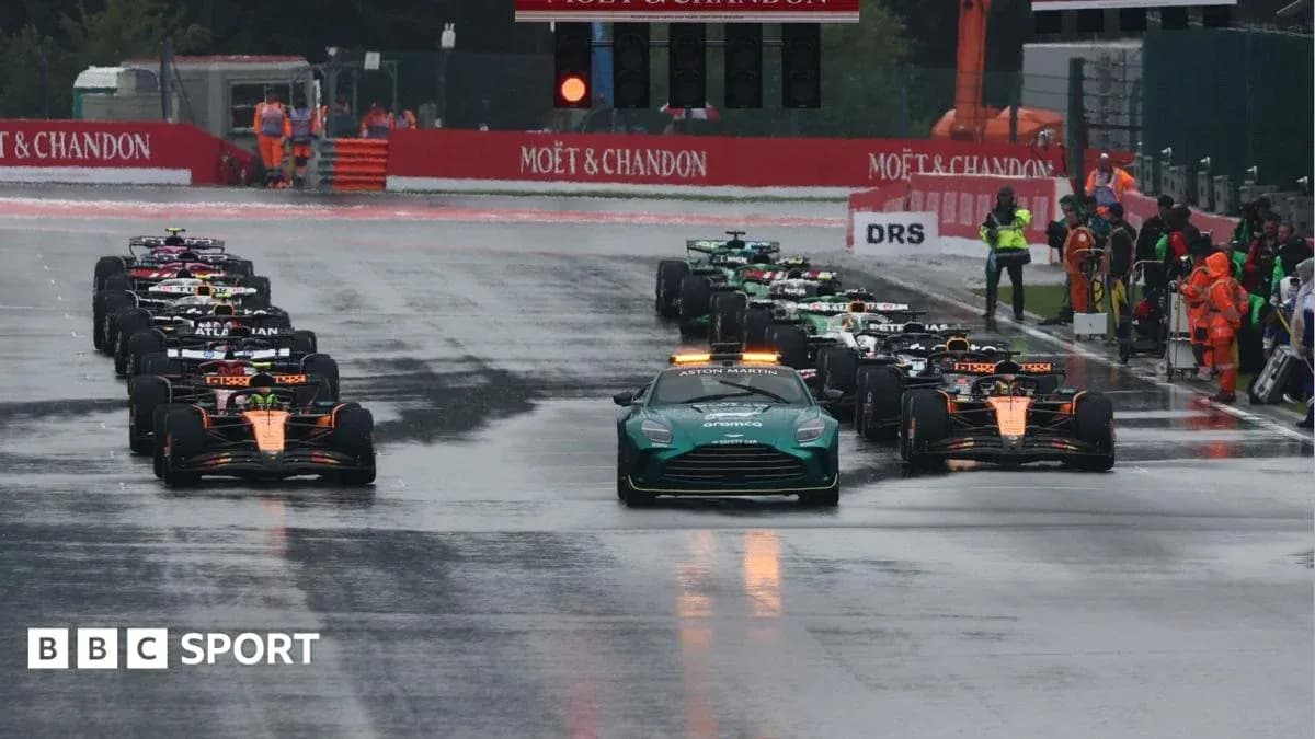 Coches de Fórmula 1 alineados en pista mojada Coches de Fórmula 1 alineados en pista mojada