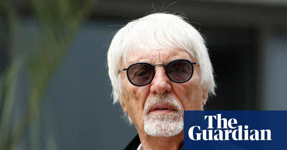 Hombre con gafas oscuras y cabello blanco Hombre con gafas oscuras y cabello blanco