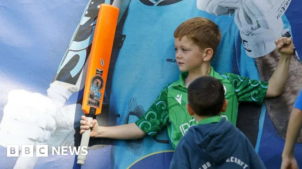 Niño sosteniendo un bate de cricket frente a mural Niño sosteniendo un bate de cricket frente a mural