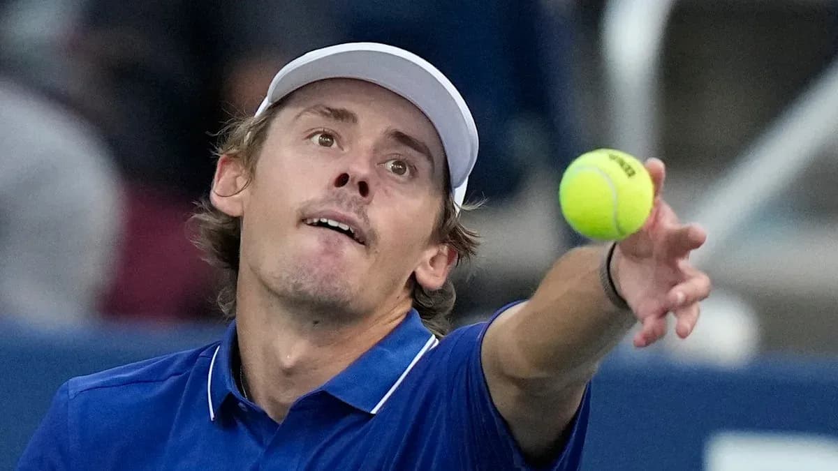 Jugador lanzando una pelota de tenis en saque Jugador lanzando una pelota de tenis en saque