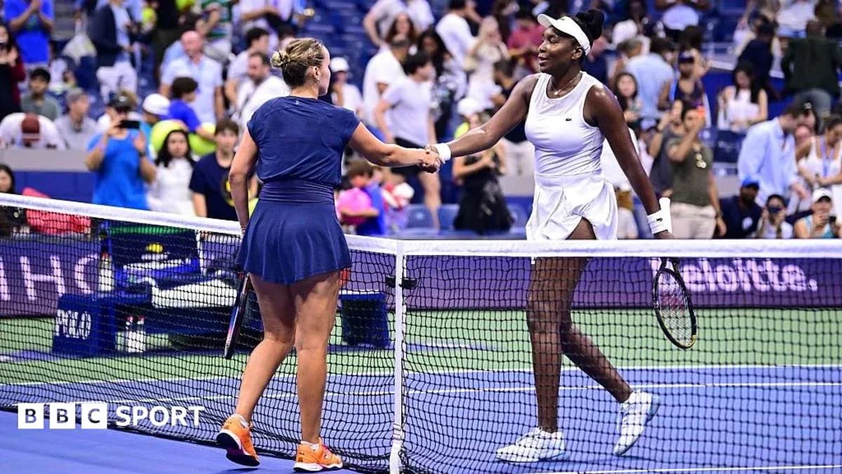 Jugadoras estrechando manos tras partido de tenis Jugadoras estrechando manos tras partido de tenis
