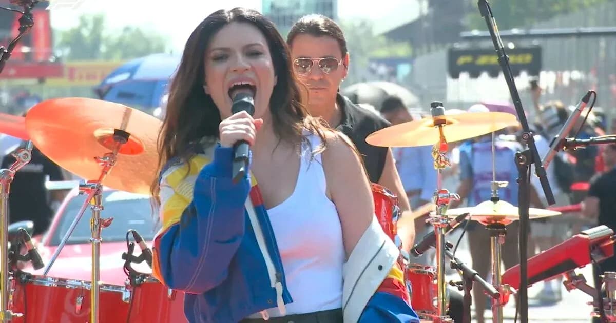 Cantante actuando con banda en evento al aire libre Cantante actuando con banda en evento al aire libre