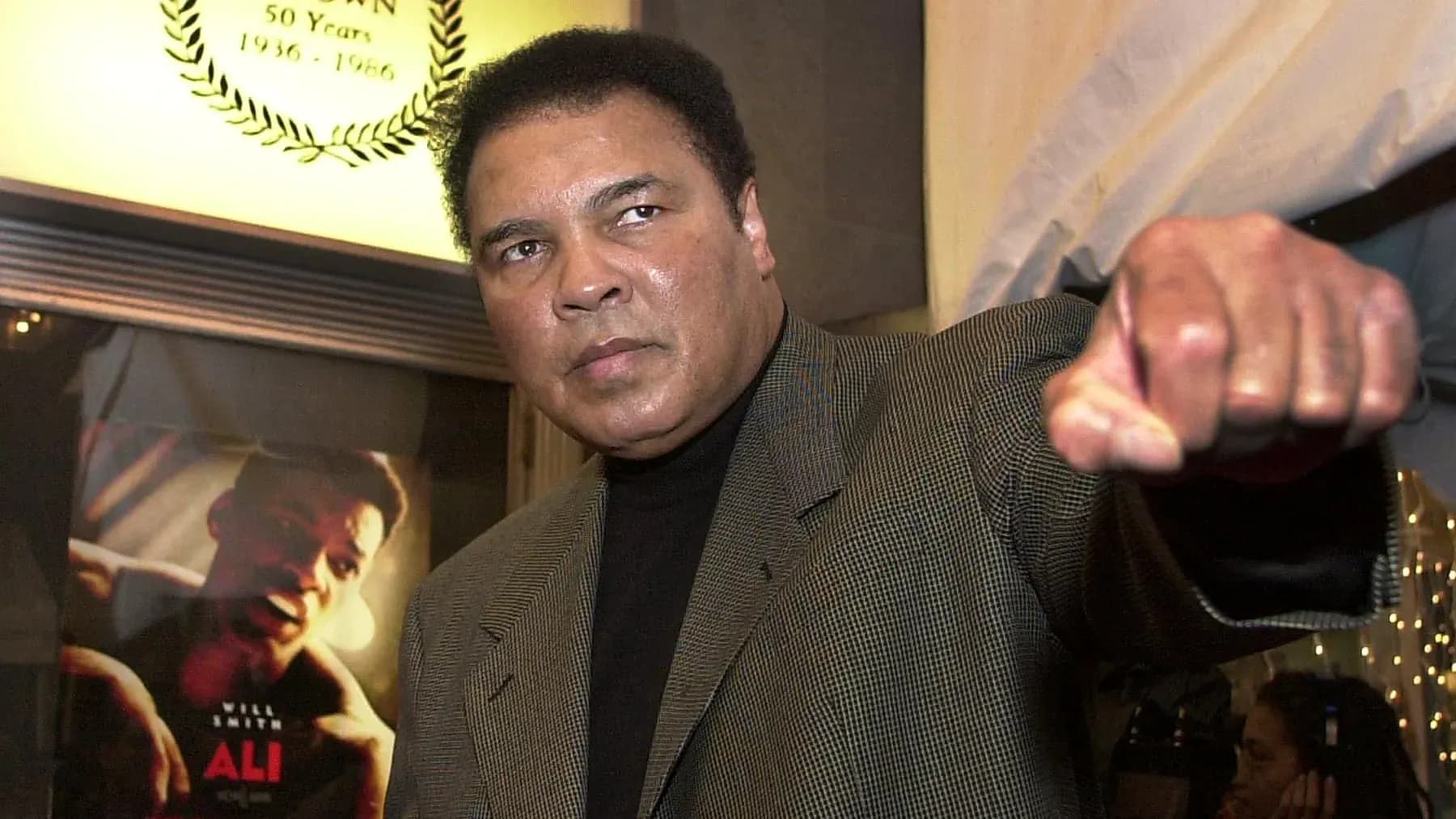 Muhammad Ali con el puño en alto en evento Muhammad Ali con el puño en alto en evento