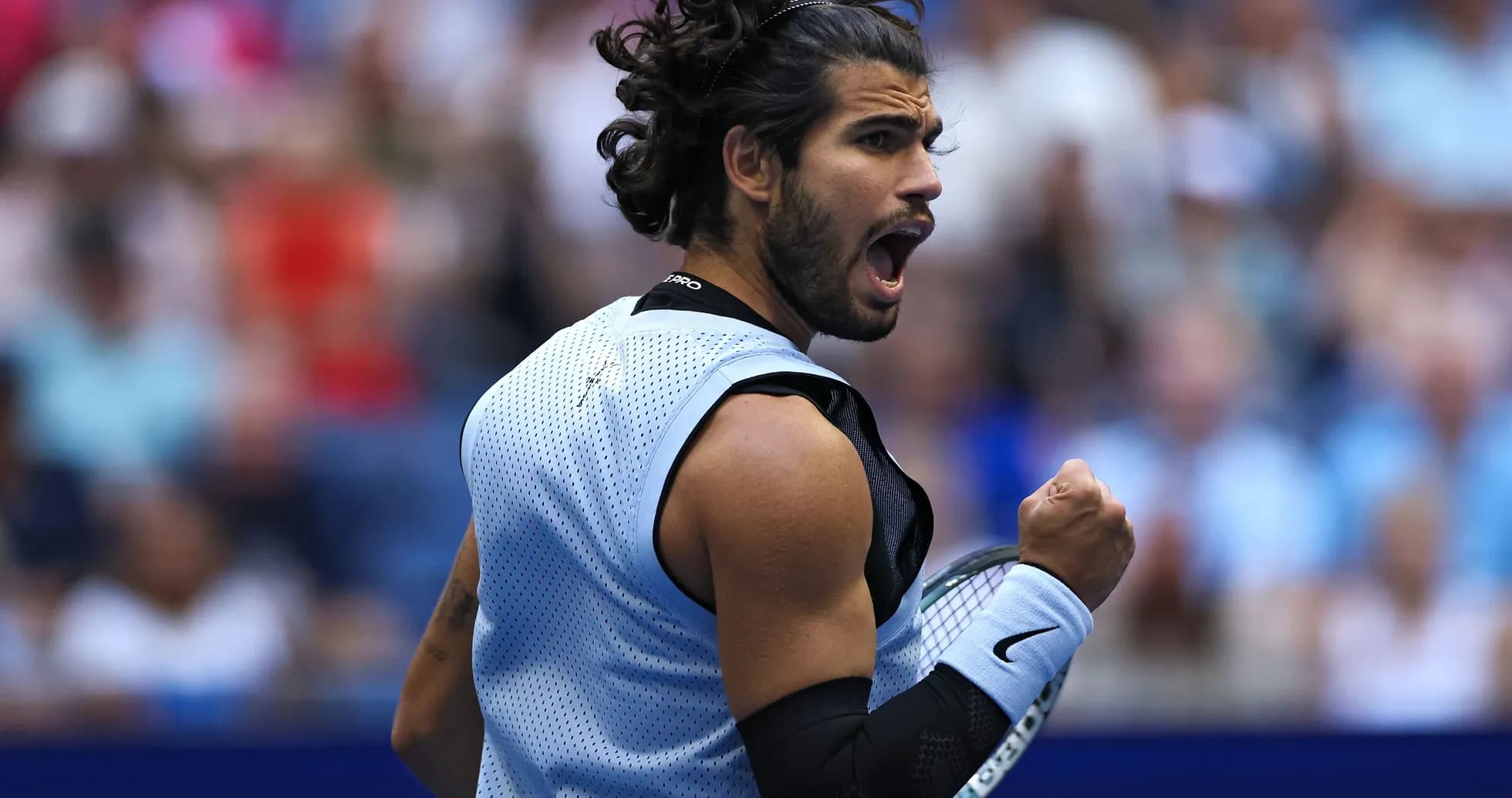 Jugador de tenis celebrando en la cancha durante un partido Jugador de tenis celebrando en la cancha durante un partido