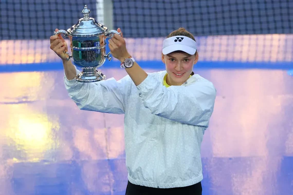 Jugadora levantando trofeo en cancha de tenis Jugadora levantando trofeo en cancha de tenis