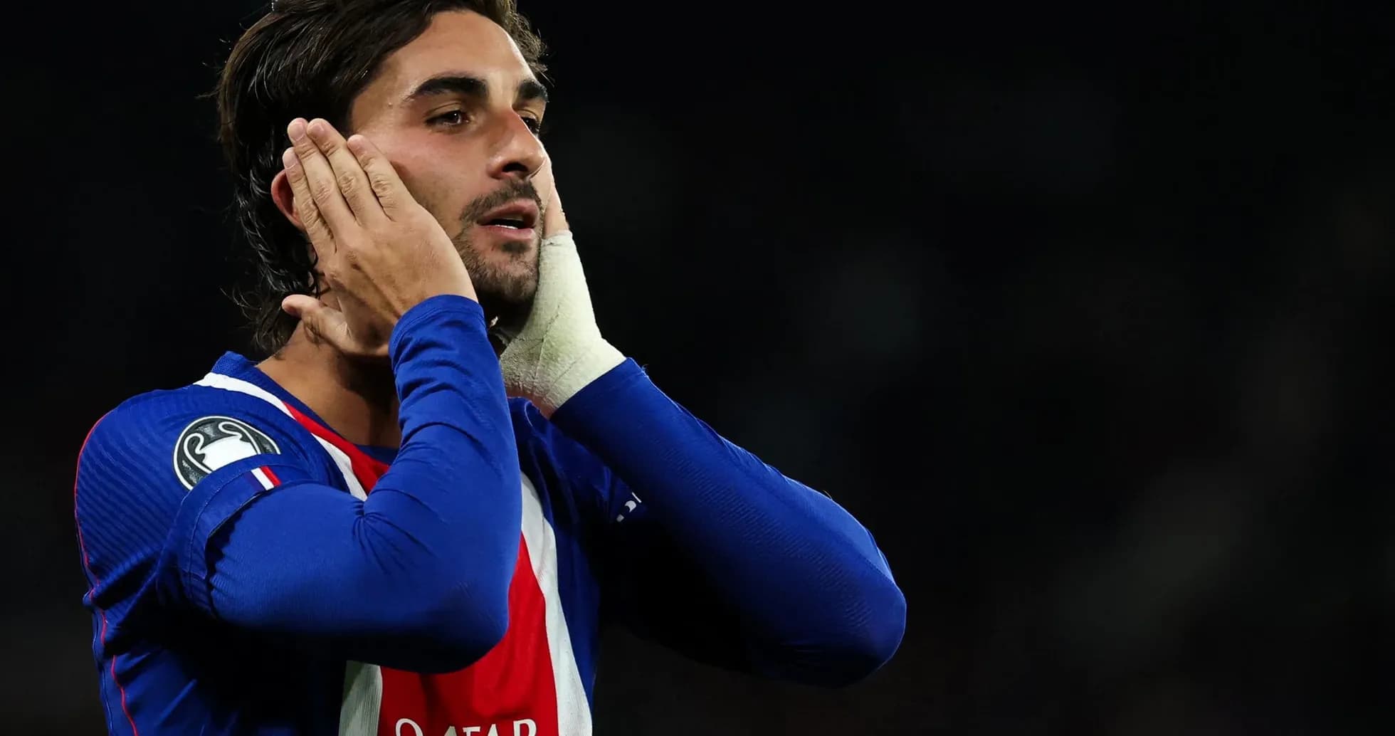 Jugador sosteniendo la cabeza en un partido Jugador sosteniendo la cabeza en un partido