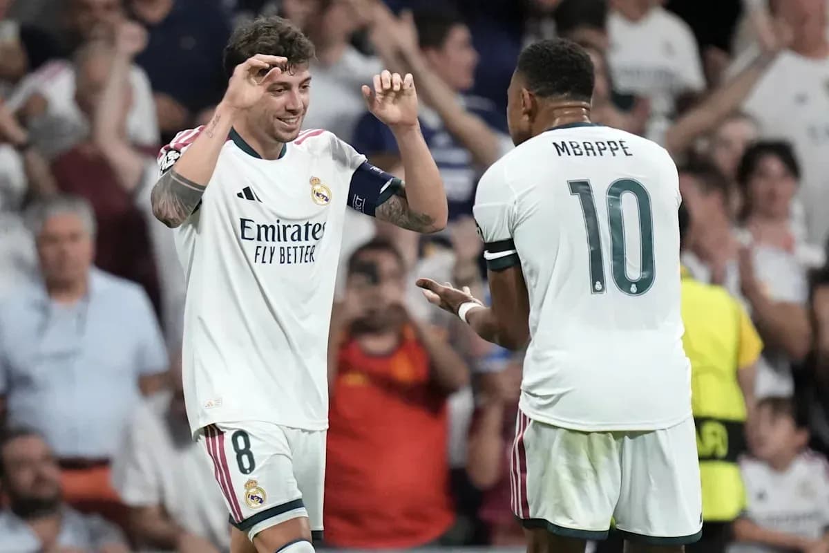 Jugadores de Real Madrid celebrando un gol juntos Jugadores de Real Madrid celebrando un gol juntos