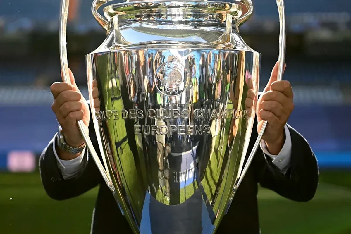 Trofeo de la UEFA Champions League en presentación Trofeo de la UEFA Champions League en presentación