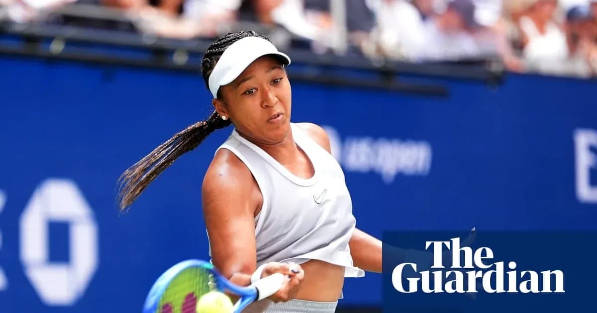 Naomi Osaka golpeando la pelota en un partido de tenis Naomi Osaka golpeando la pelota en un partido de tenis