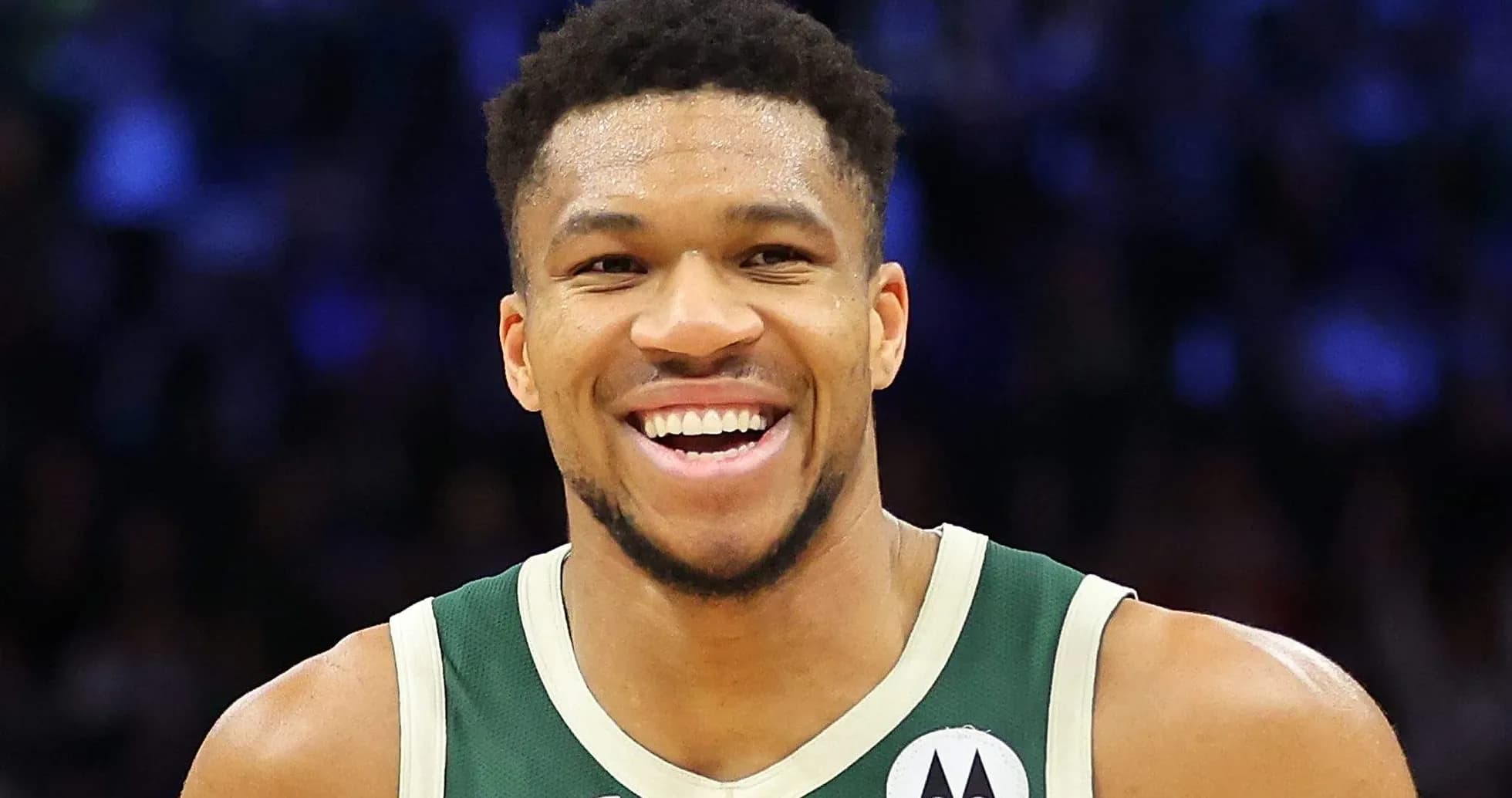 Jugador de baloncesto sonriendo en cancha Jugador de baloncesto sonriendo en cancha