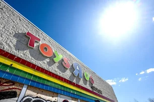 Fachada de Toys R Us con cielo azul Fachada de Toys R Us con cielo azul
