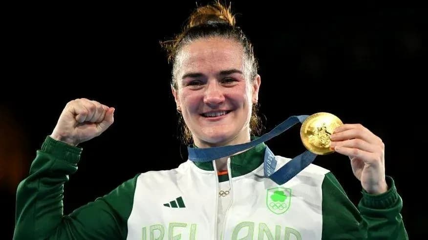 Atleta irlandesa mostrando medalla de oro olímpica Atleta irlandesa mostrando medalla de oro olímpica
