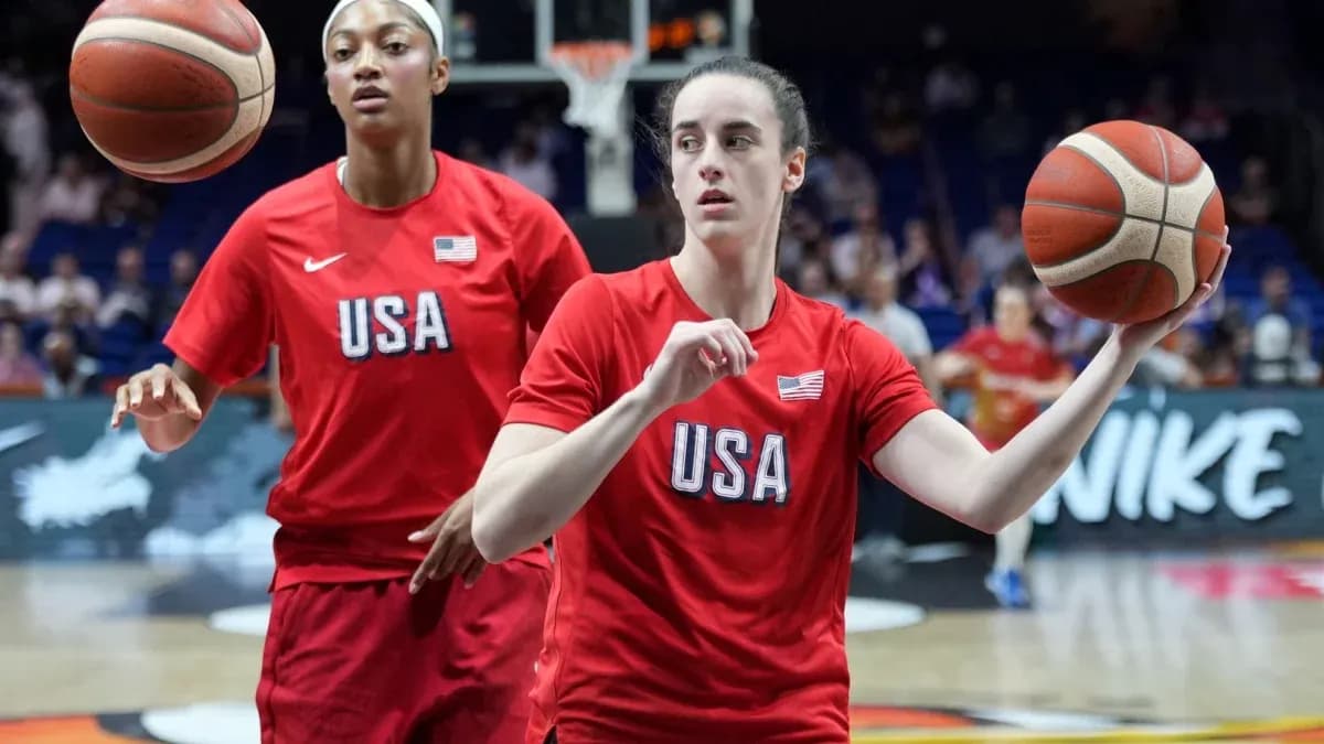 Jugadoras de baloncesto de USA calentando antes del partido Jugadoras de baloncesto de USA calentando antes del partido