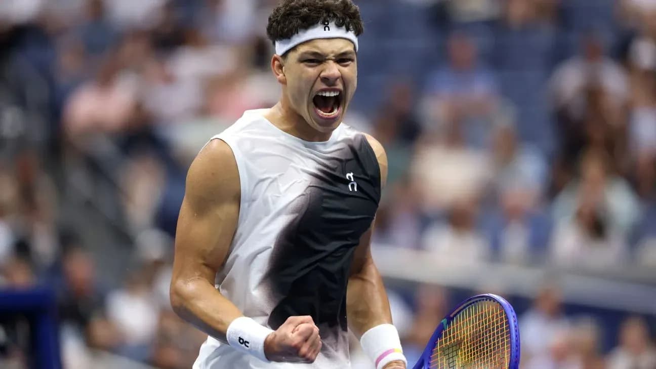 Jugador de tenis celebrando con raqueta en mano Jugador de tenis celebrando con raqueta en mano
