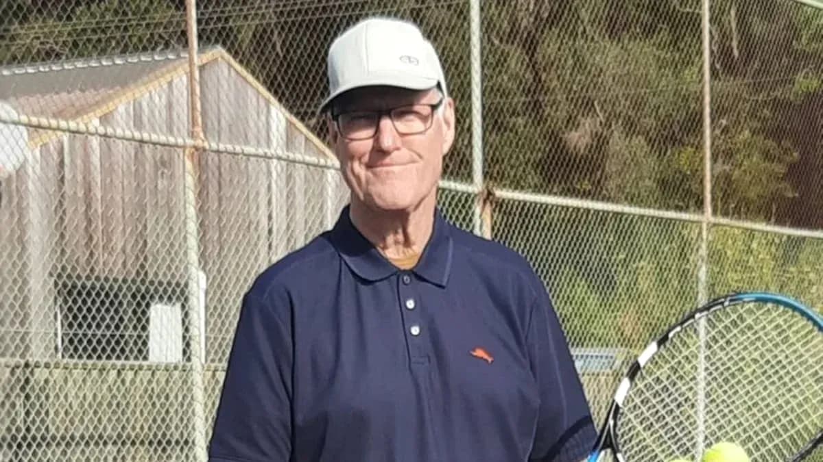 Hombre con raqueta de tenis en una cancha Hombre con raqueta de tenis en una cancha