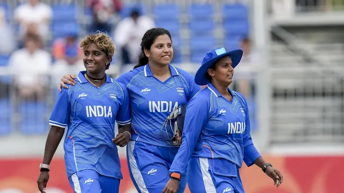 Jugadoras de cricket de India caminando en el campo Jugadoras de cricket de India caminando en el campo