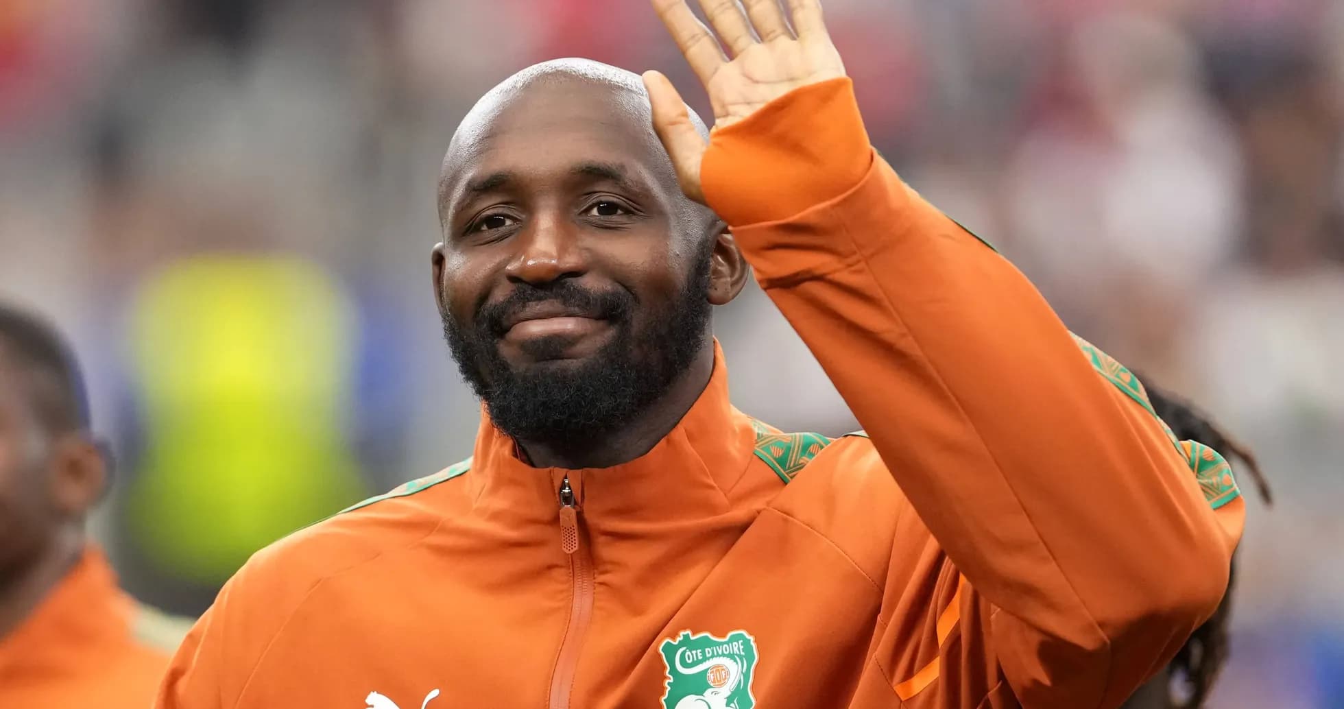 Jugador saludando con chaqueta de Côte d'Ivoire Jugador saludando con chaqueta de Côte d'Ivoire