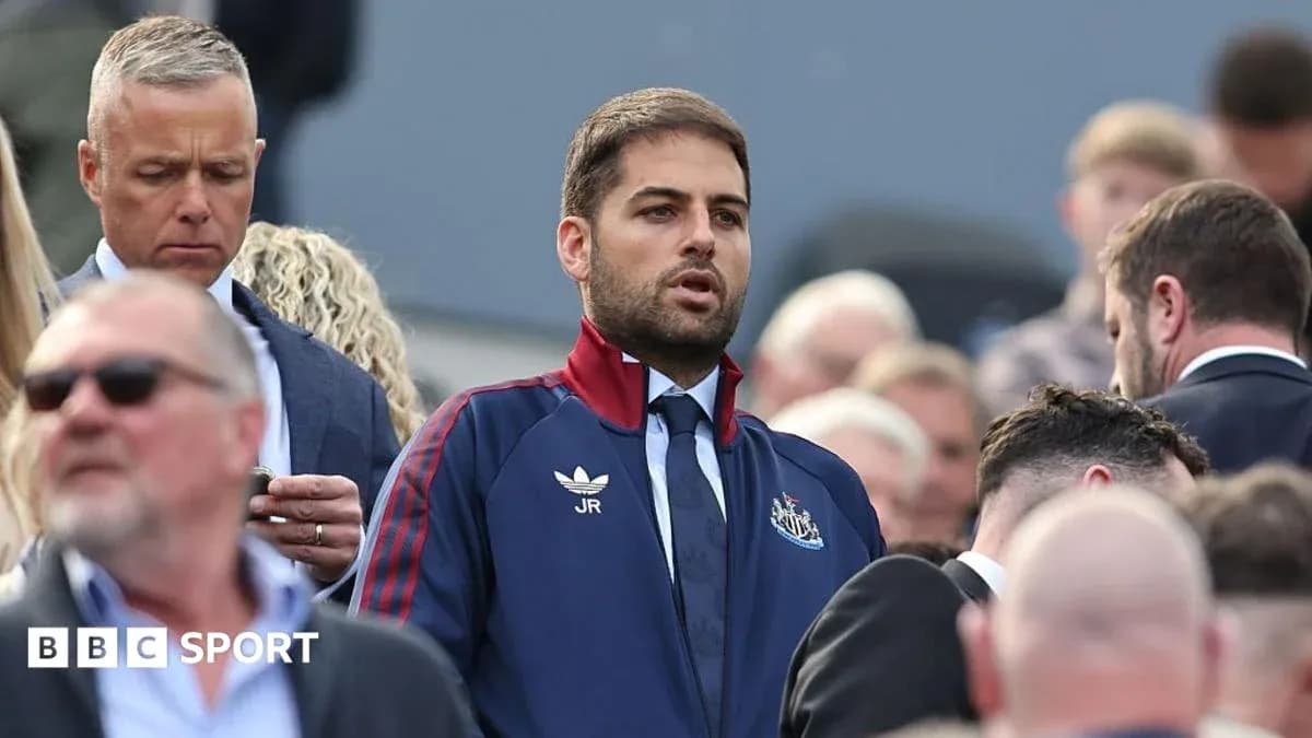 Hombre con chaqueta de Newcastle en evento deportivo Hombre con chaqueta de Newcastle en evento deportivo