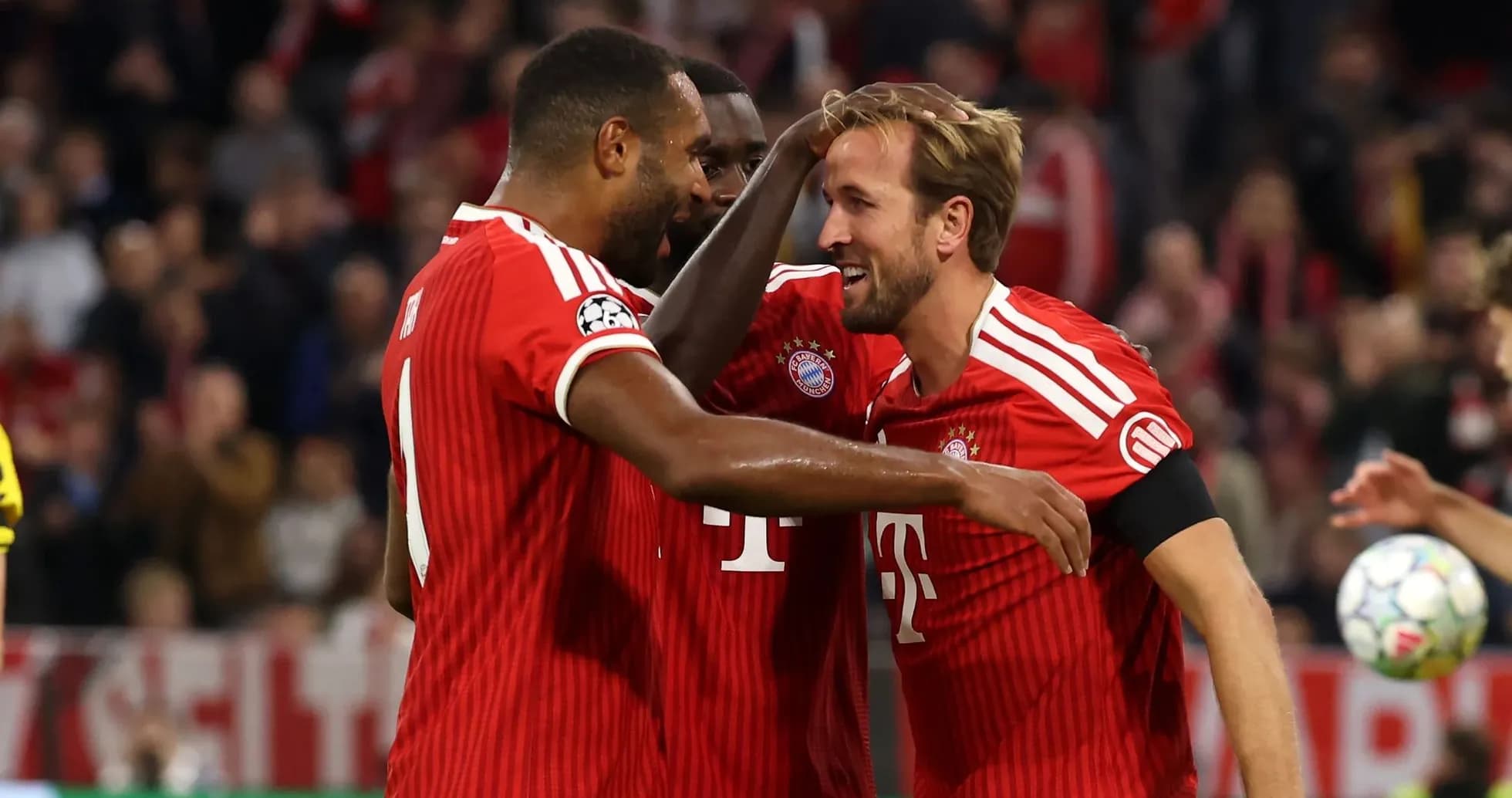 Jugadores de Bayern celebrando un gol en el partido Jugadores de Bayern celebrando un gol en el partido