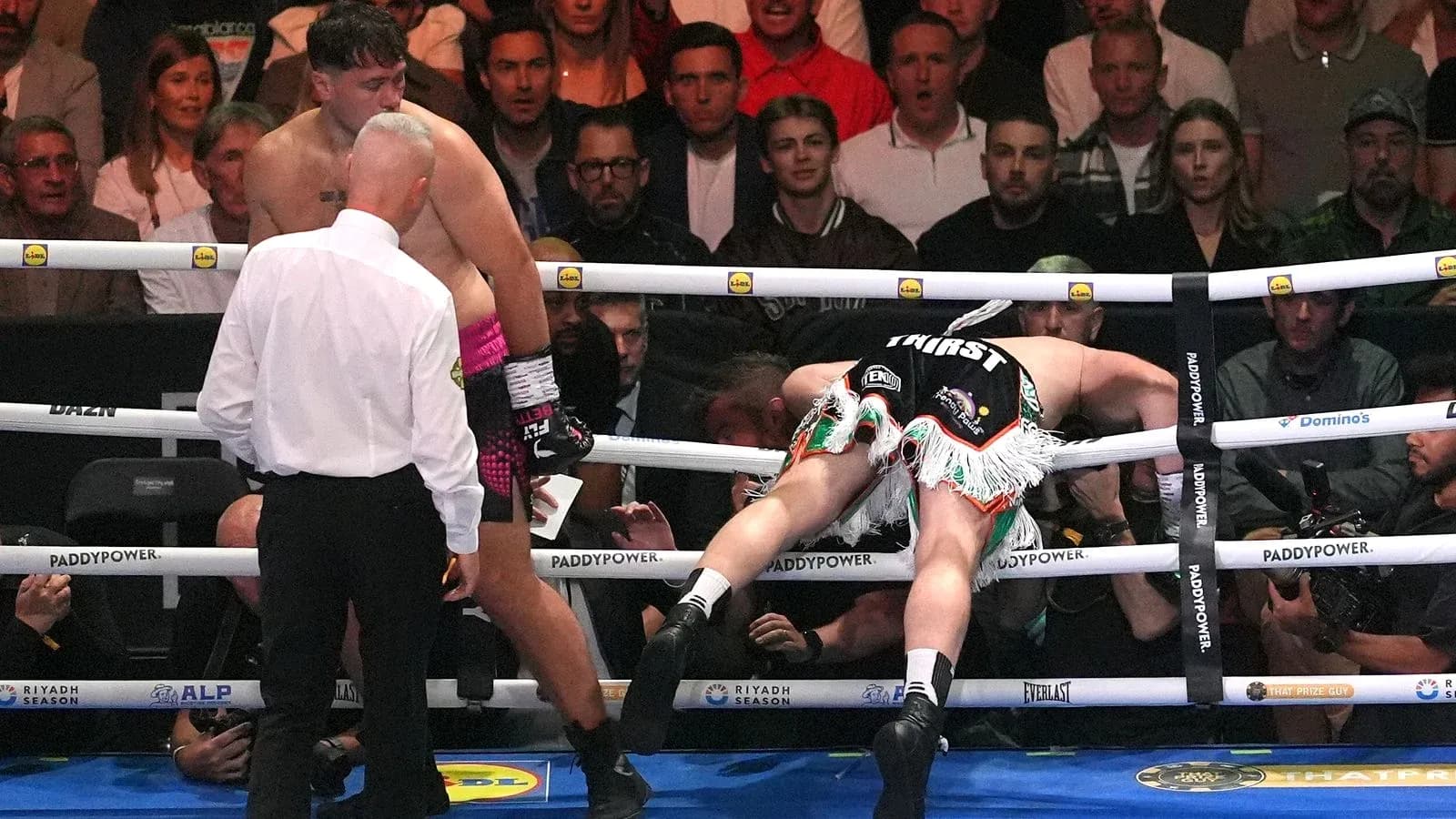 Boxeador caído sobre las cuerdas del ring Boxeador caído sobre las cuerdas del ring