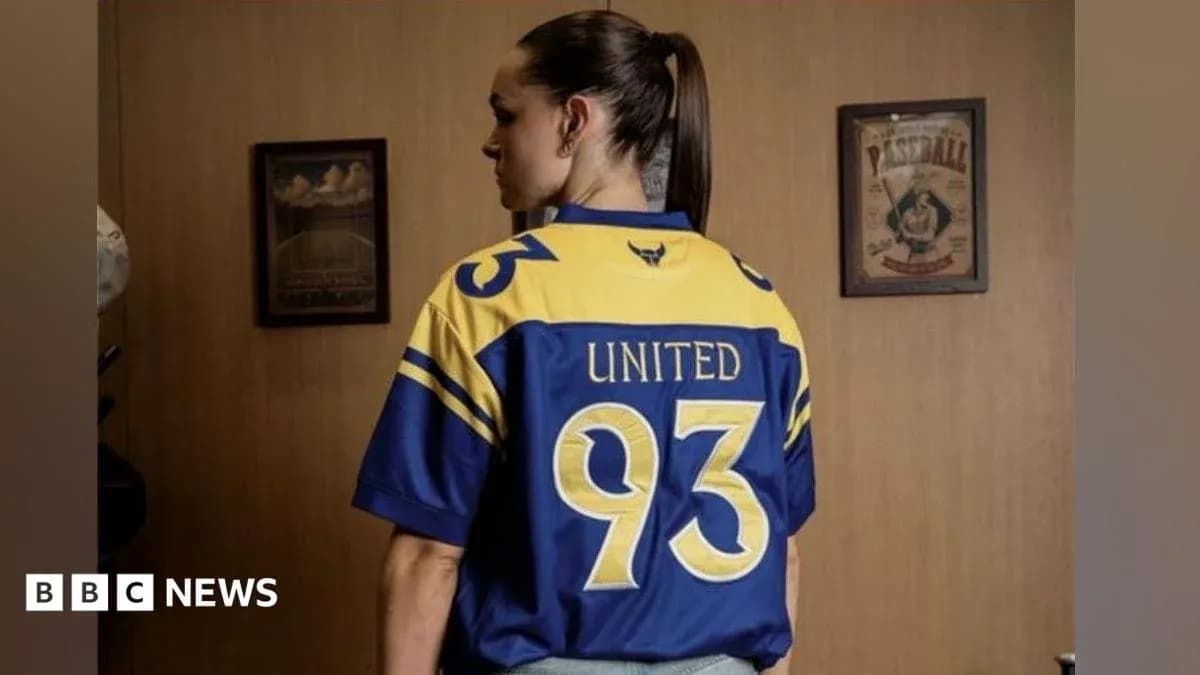 Persona con camiseta de fútbol de United, número 93 Persona con camiseta de fútbol de United, número 93