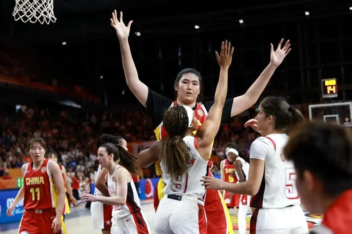 Jugadora china defendiendo mientras otra intenta anotar Jugadora china defendiendo mientras otra intenta anotar