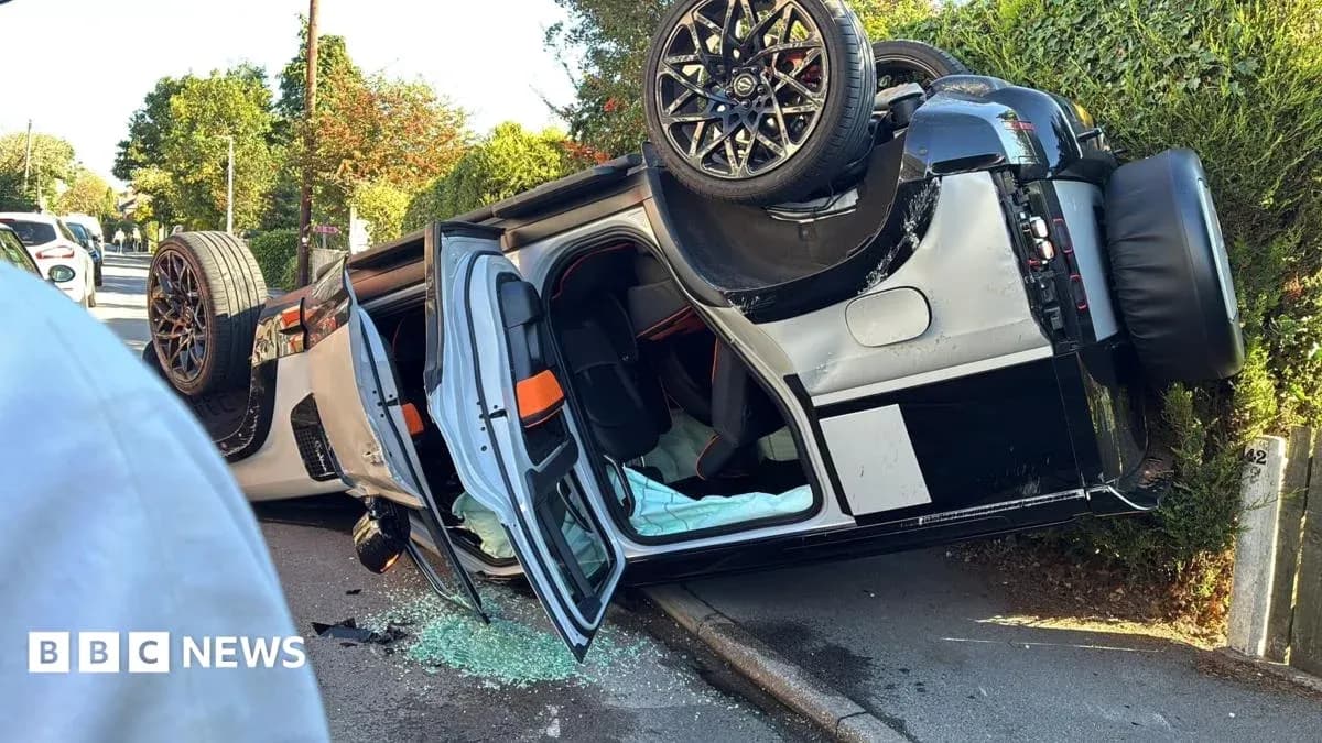 Coche volcado en la carretera con vidrios rotos Coche volcado en la carretera con vidrios rotos