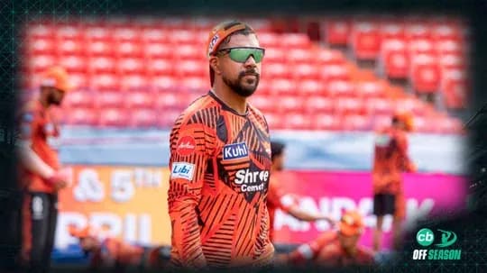 Jugador entrenando con uniforme en campo de cricket Jugador entrenando con uniforme en campo de cricket